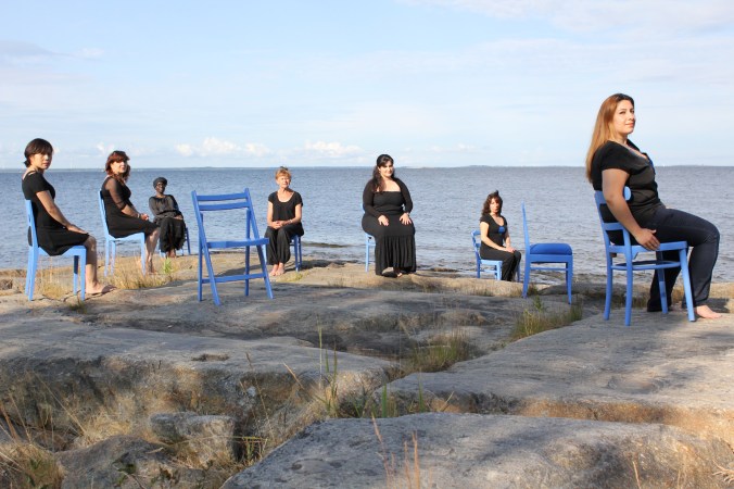 Molnskugga. Performance, på Norrbyskär, en ö 40 km söder om Umeå. Haikudikter om havet av Tomas Tranströmer läses.