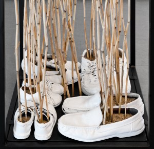 Verk från utställningen SPÅR & SPRICKA Gunilla Samberg SPÅR & SPRICKA Museum Anna Nordlander 1.2 - 1.4 2012 Utställningen Spår och Spricka är en vidareutveckling av det tema kring människans existens och villkor som Gunilla Samberg arbetat med sedan 2005. Utställningen består av installationer, objekt och fotografier som alla samverkar och skapar nya perspektiv av människans roll som en del av ett kollektiv och av individens villkor att leva sitt eget liv.